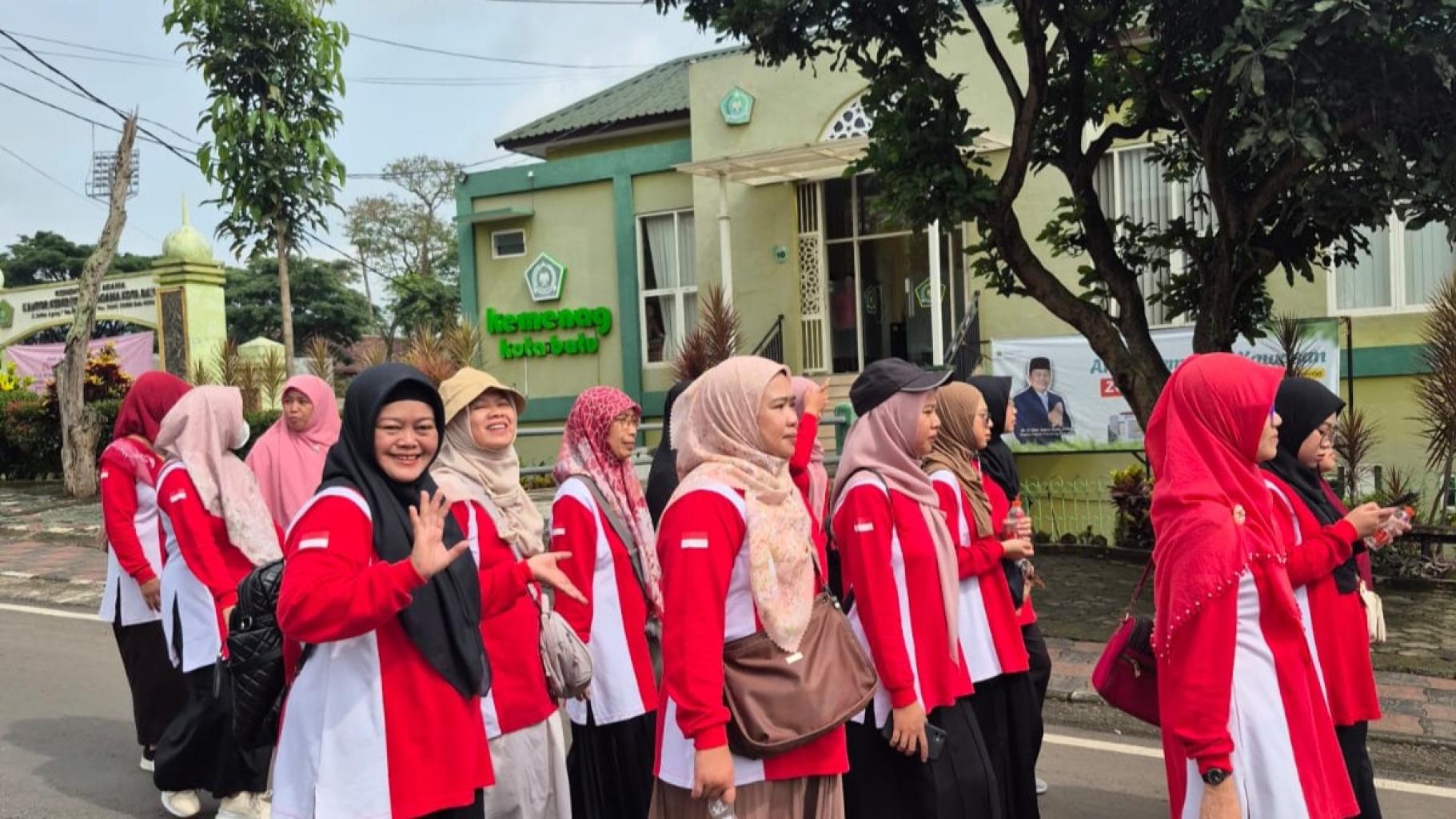 Semarakkan HUT PGRI ke-80, MAN Kota Batu Tampil Memukau dengan Parade Tumpeng dan Aksi Makoba Percussion